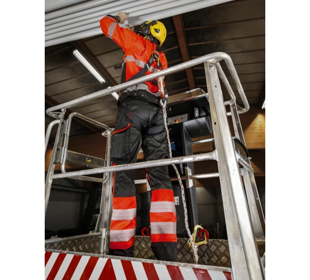 SHJSP1102 Tyontekija kayttaa huomiovaatteita ja turvavaljaita tyoskennellessaan nostokorissa kuva