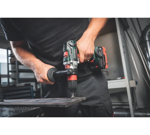 Metabo GB 18 LTX BL Q I pora ja kierteityskone kaytossa metallin porauksessa tyopajassa kuva