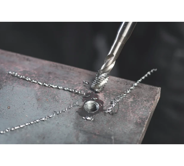 Metallilevyyn tehdaan kierretta kierteitysteralla kuva