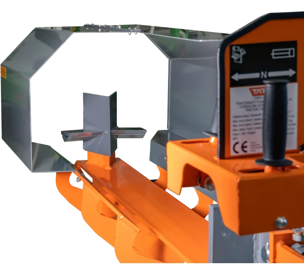 Tarmo hydraulinen halkomakone traktoriin suojakotelolla ja hallintavivulla eristetty vaaleaa taustaa vasten  Tuotekoodi TAR028 Kuva 3 kuva