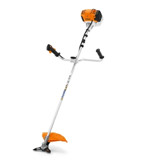 STIHL FS 131 -raivaussaha sis. siimapää, ruohoterä, raivausterä ja valjaat   kuva