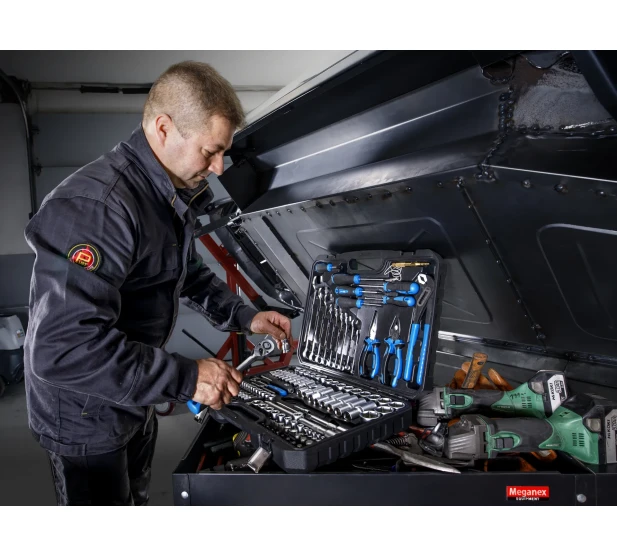 Henkilo kayttaa IKH 127 osaista tyokalusarjaa tyopajassa kuva